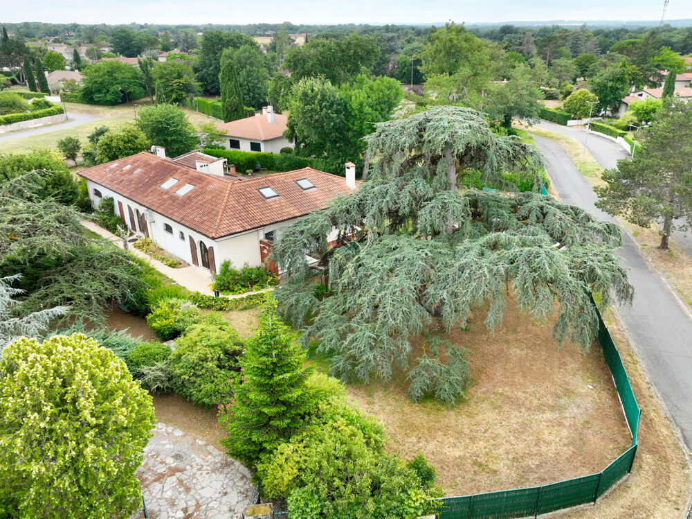 Propriété familiale avec parc arboré de plus de 2 250 m2