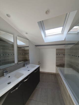  Appartement à louer 3 pièces 76 m²