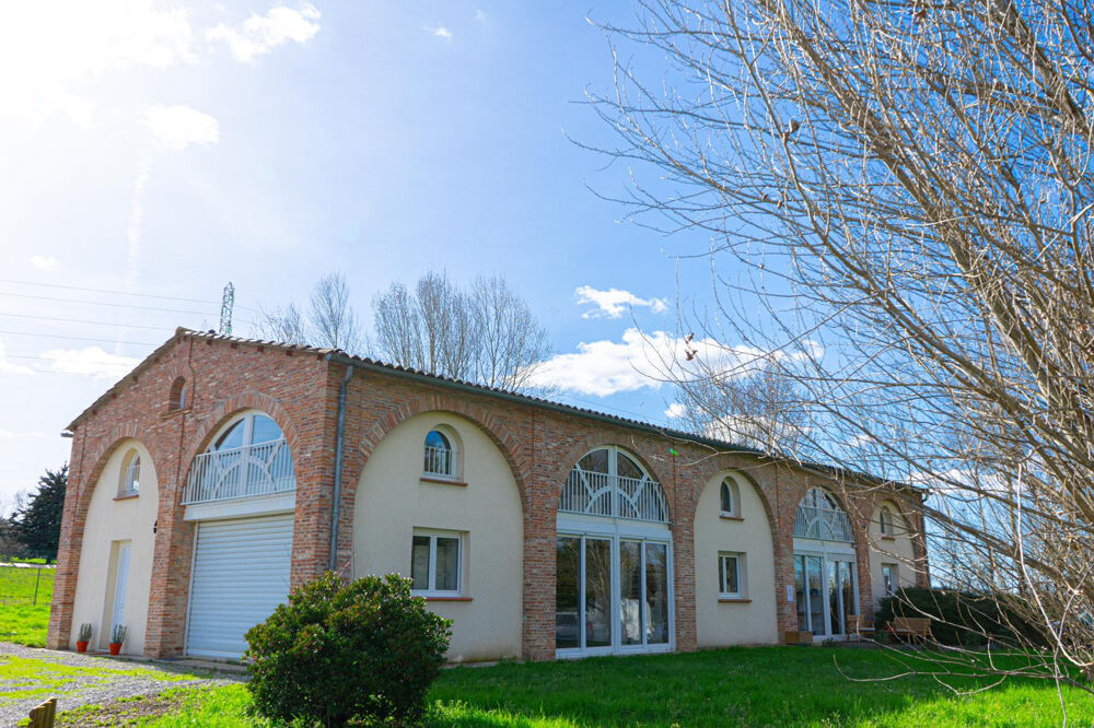   Local professionnel de 170m2 avec terrain arboré et emplacement de parking. 