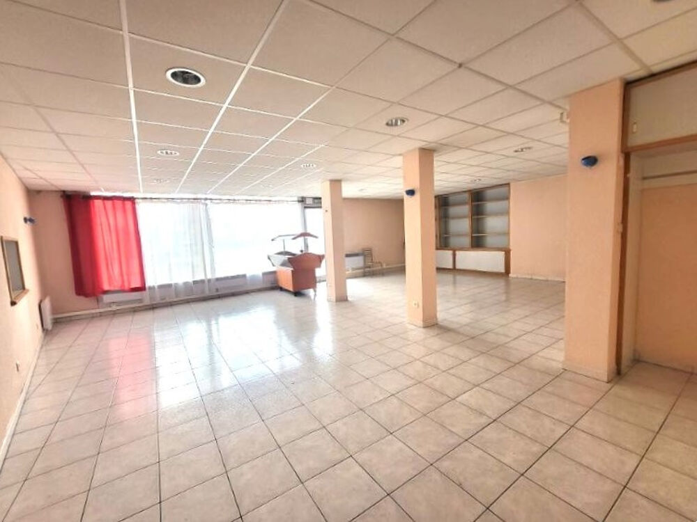 Immeuble comprenant 6 appartements + une surface commerciale