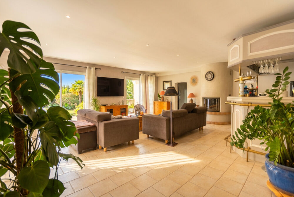 Superbe propriété indépendante de 205 m2 avec piscine sur un terrain de 3200 m2