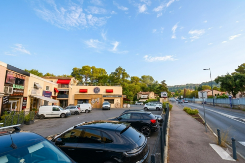   DROIT AU BAIL TOUS COMMERCES   EMPLACEMENT No1 - MOUANS-SARTOUX 