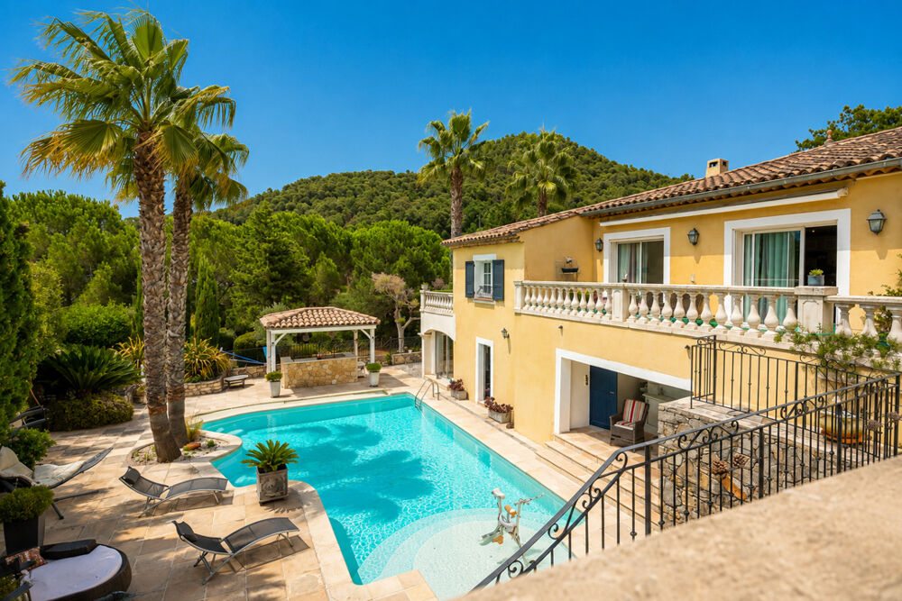 Superbe propriété indépendante de 205 m2 avec piscine sur un terrain de 3200 m2