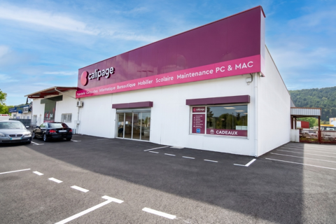 RARE - Local commercial emplacement no1 + bureaux, parking clients et privatif  + acc&egrave;s poids lourd 5900 83300 Draguignan