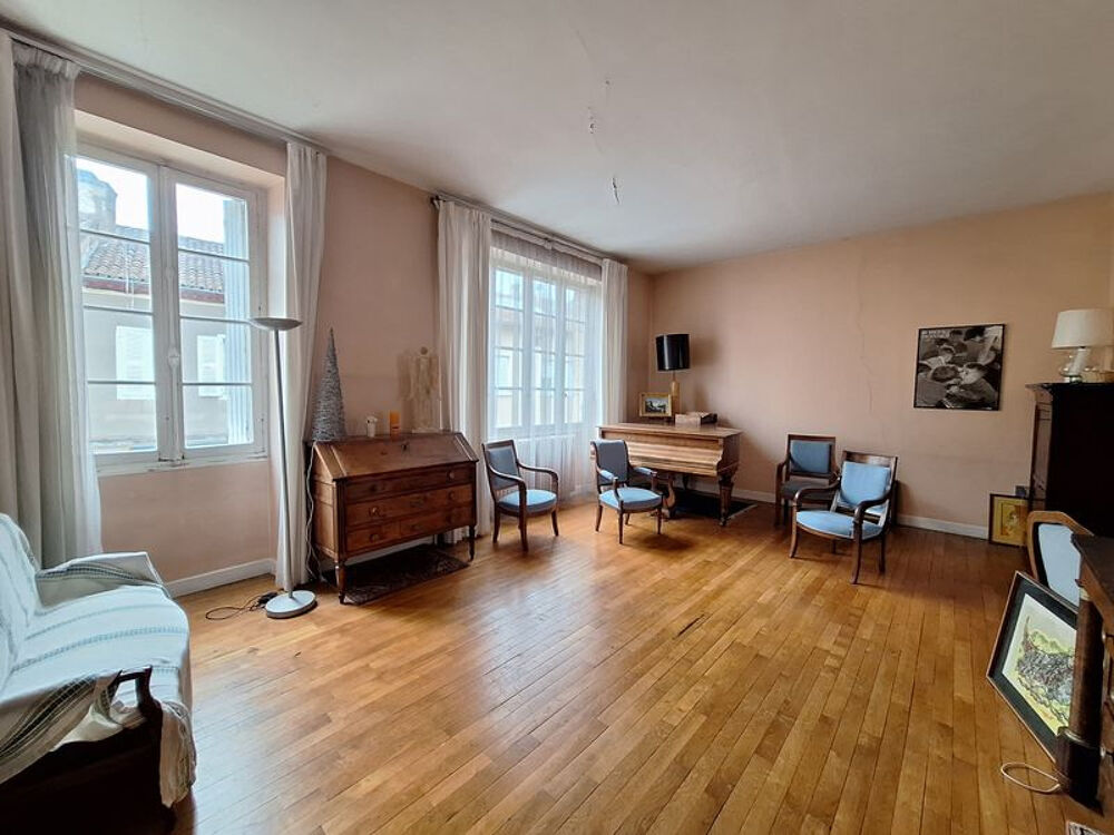 Centre ville Saint Céré - Maison type 7 avec ancien local professionnel - cour - terrasse - garage