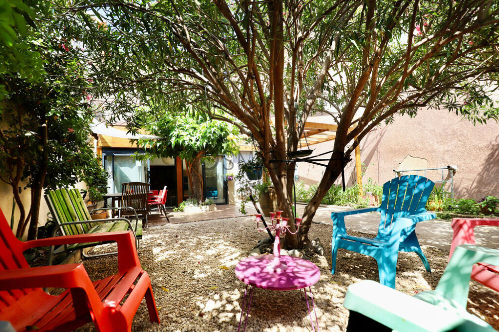 Maison vigneronne de 195 m2 avec cours, terrasses, grange à Séri