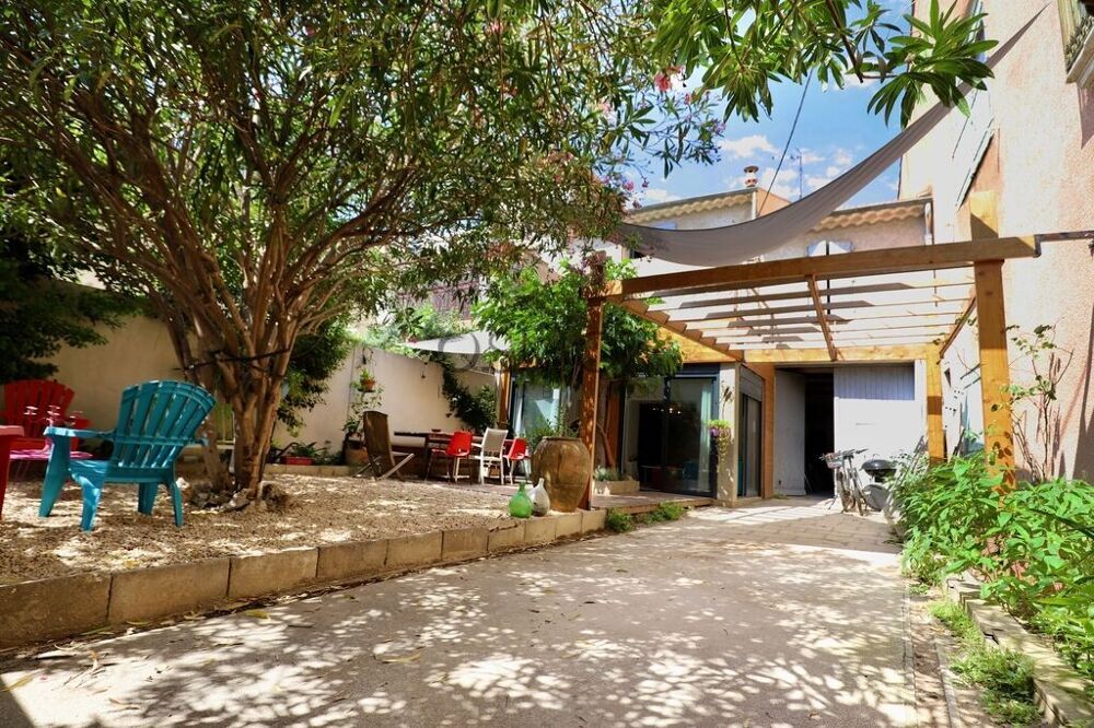 Maison vigneronne de 195 m2 avec cours, terrasses, grange à Séri