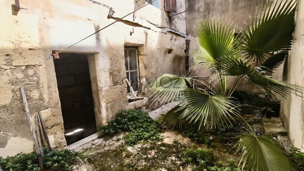 Maison de village à rénover avec cours à 6 km des plages