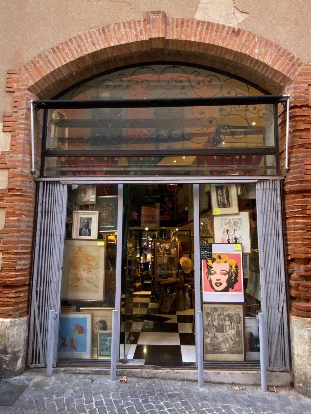   Local commercial  Hypercentre 