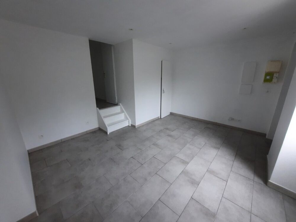 Location Appartement Appartement T2 RDC avec cour dans le centre du village Castelfranc