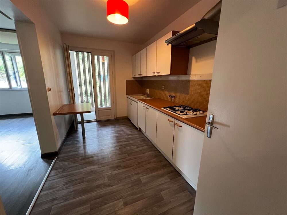 APPARTEMENT T4 avec balcon parking, cave et ascenceur.
