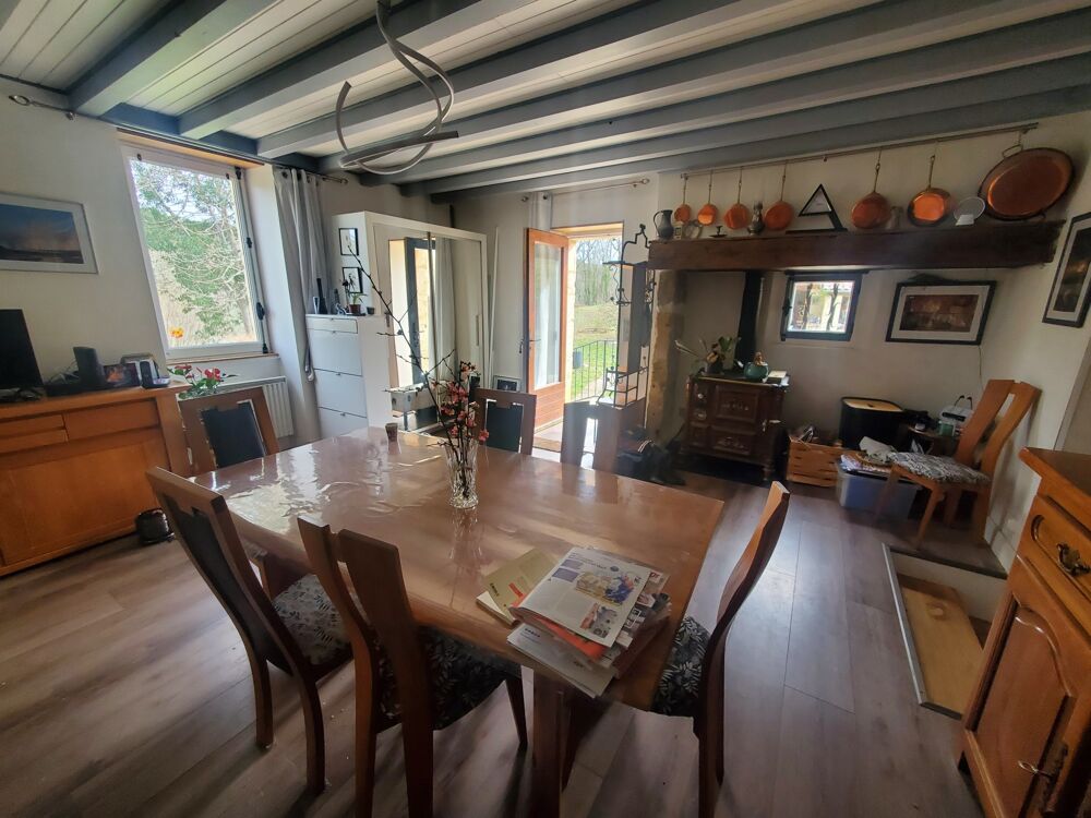 Maison en pierre sur un terrain de plus de 4 hectares