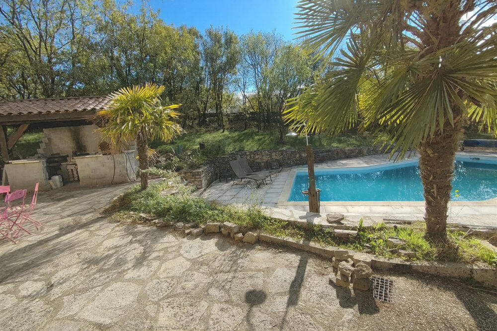 Maison sur plus d'un hectare avec hangar de 350m² et piscine