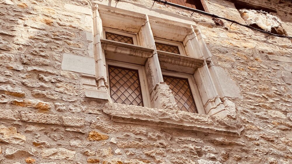 Ensemble immobilier avec local commercial