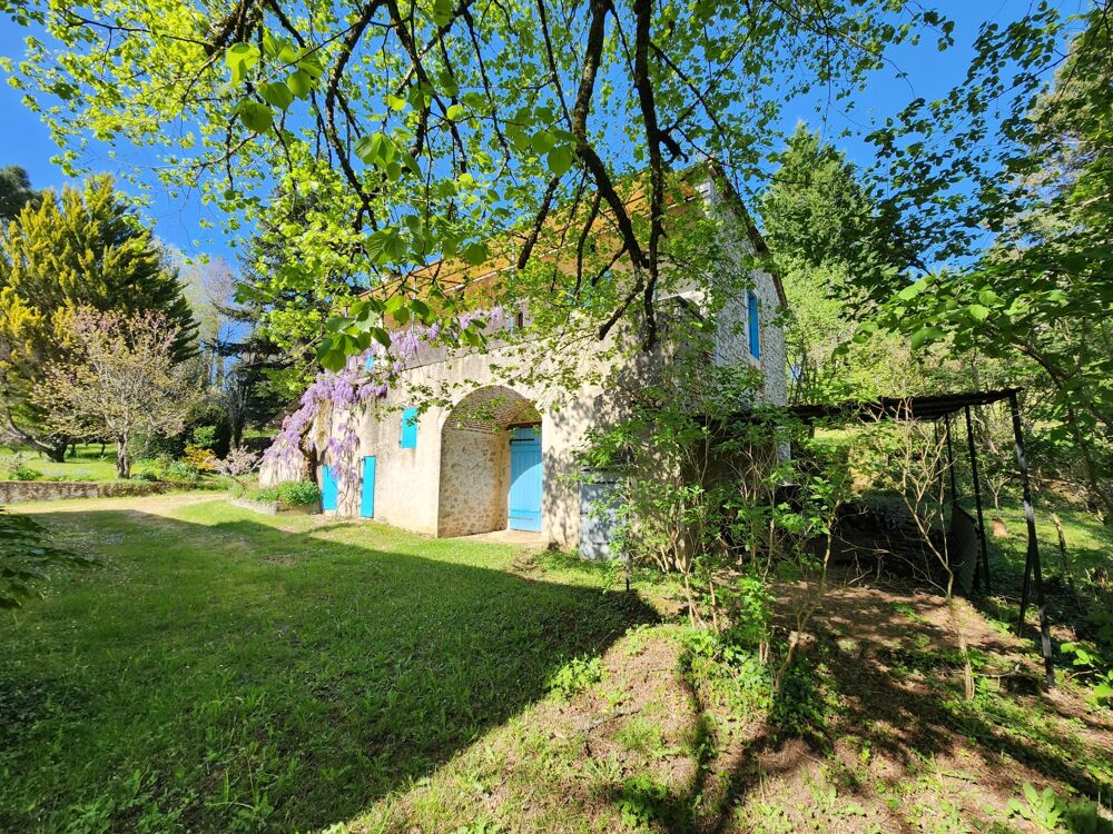Ensemble immobilier en pierre à rénover