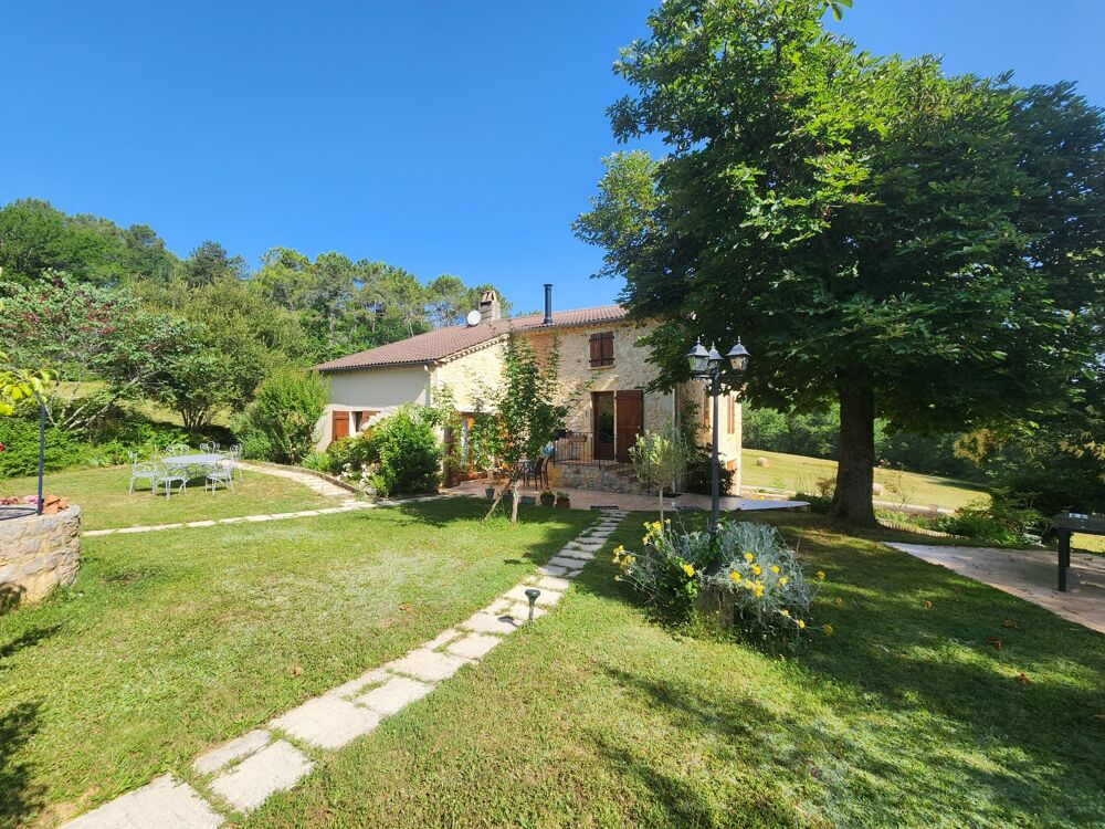 Maison en pierre sur un terrain de plus de 4 hectares