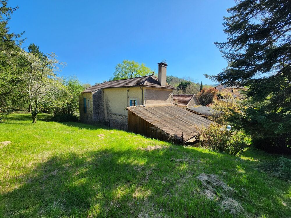 Ensemble immobilier en pierre à rénover