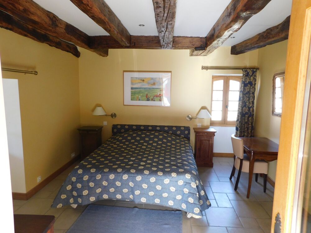 Propriété en pierre avec gîte, grange et piscine