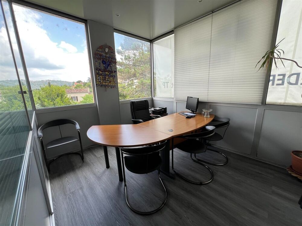 APPARTEMENT T4 avec balcon parking, cave et ascenceur.