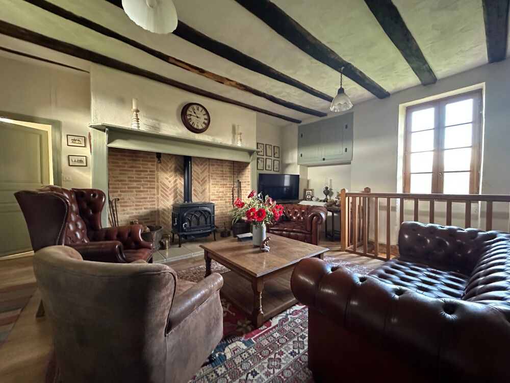 Vente Maison Bel ensemble immobilier en pierre sur un terrain de 13 hectares Degagnac