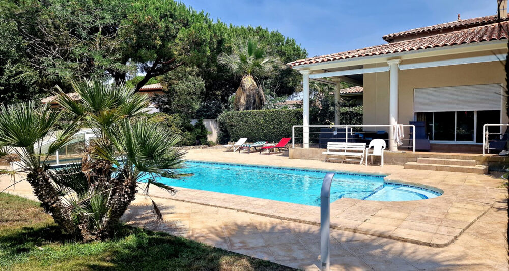 VILLA DE STANDING AVEC PISCINE CHAUFFEE ET GRAND TERRAIN ARBORE