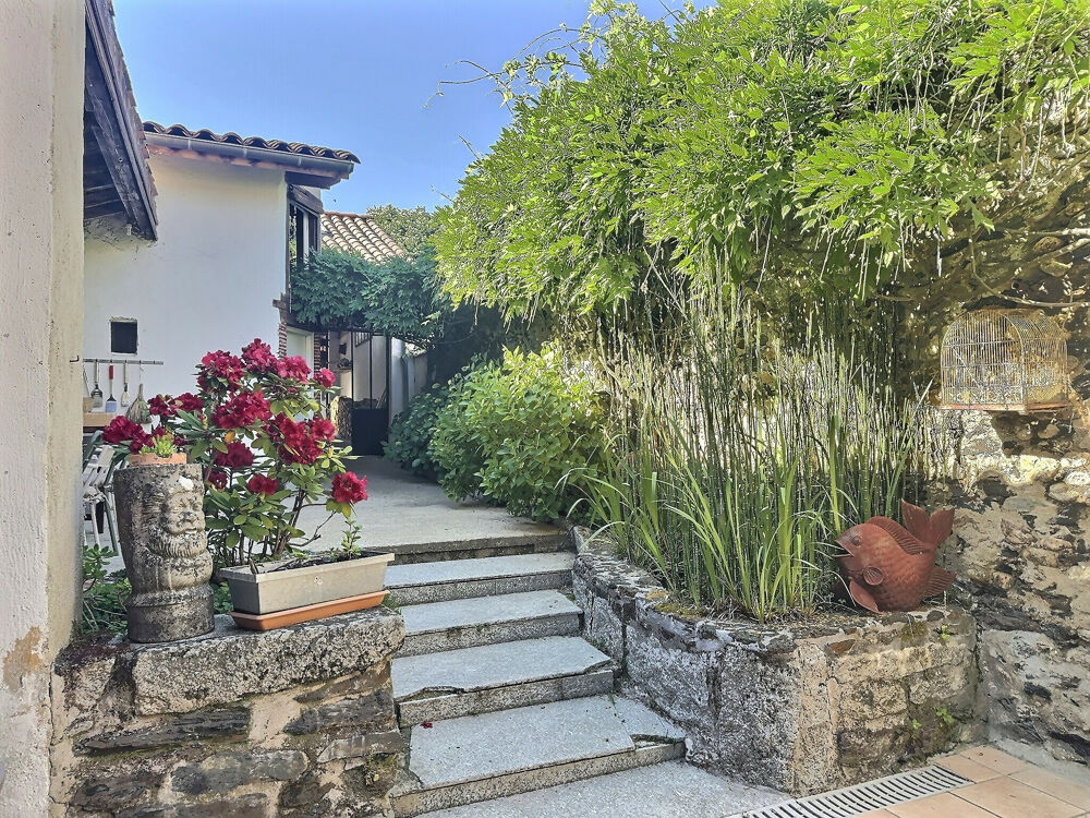 BELLE MAISON DE VILLAGE AVEC PISCINE