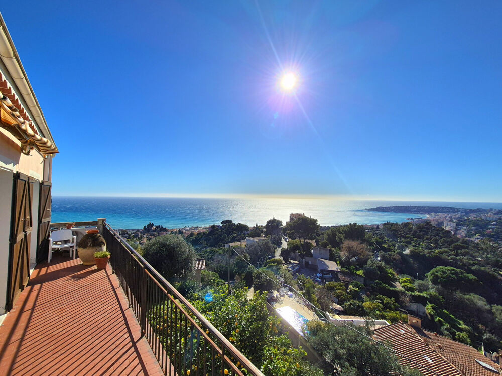 Menton,dernier étage, villa dolce,appartement Maison de 73 m2, terrain de 1629 m2,vue mer exceptionnelle.