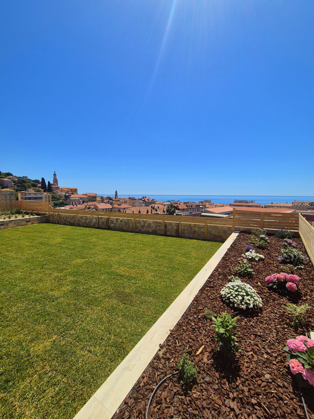 Menton appartement villa d 'exception, 4 pièces 130 m2 , 200 m2 de terrasse jardin, vue mer panoramique.