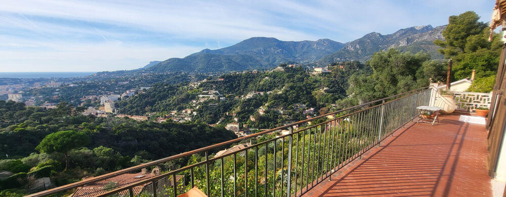 Menton,dernier étage, villa dolce,appartement Maison de 73 m2, terrain de 1629 m2,vue mer exceptionnelle.