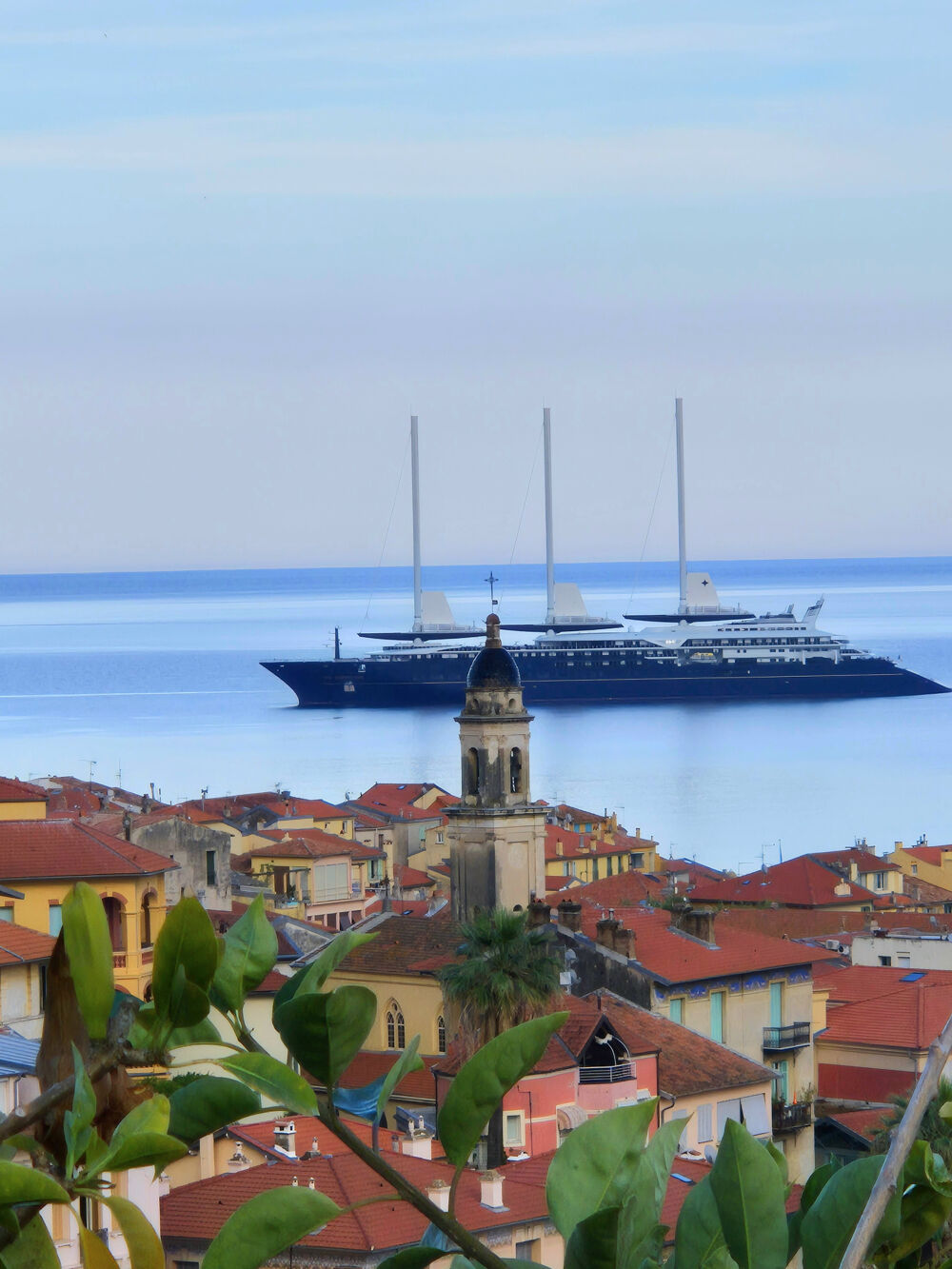 Menton, hotel particulier ce 4 pièces, terrasses 35 m2 expo sud , terrain , vue mer,parkings