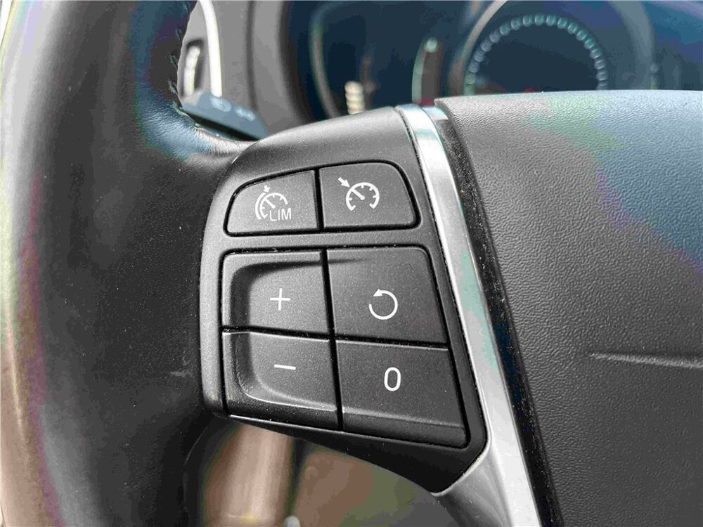 V40 CROSS COUNTRY D3 150 Kinetic Geartronic A 2013 occasion 30100 Al&egrave;s