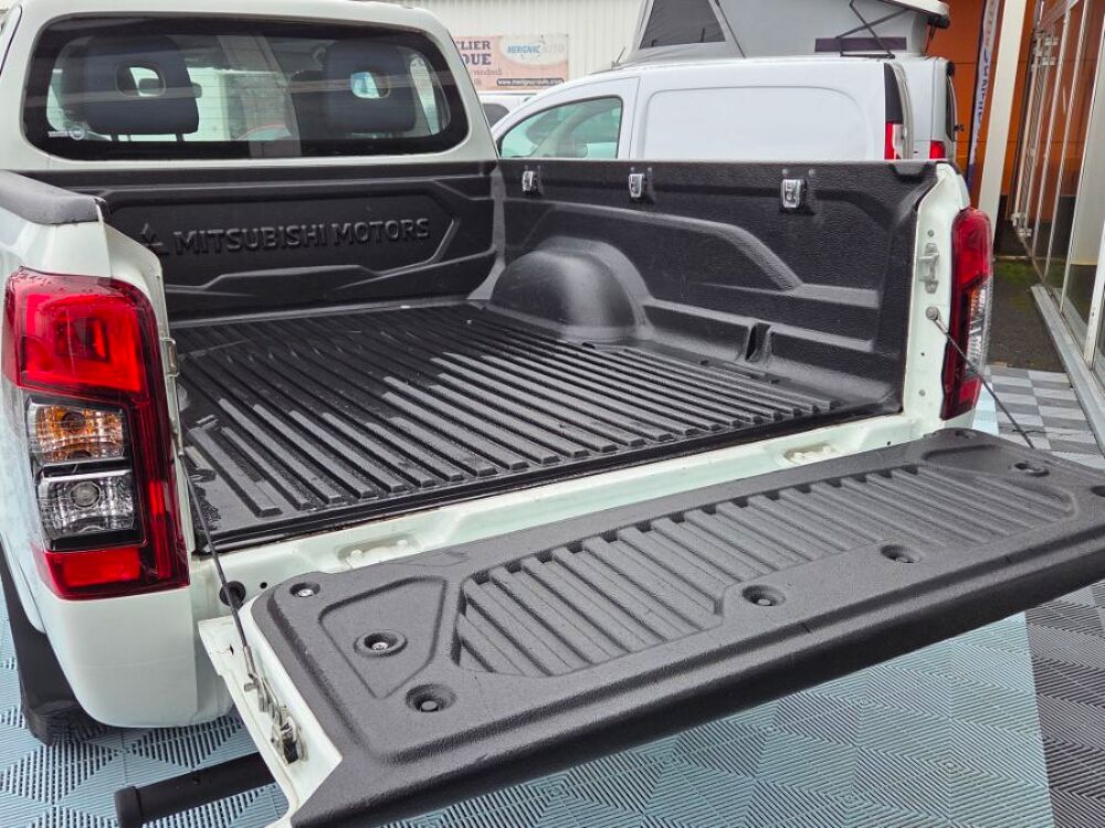 L200 2.2 DI-D 150 BVM6 4WD CLUB CAB INVITE CLIM 2019 occasion 33700 M&eacute;rignac