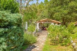  Villa à vendre 15 + pièces 320 m²