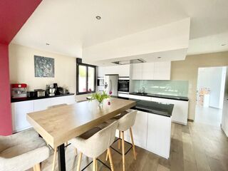  Villa  vendre 8 pices 385 m