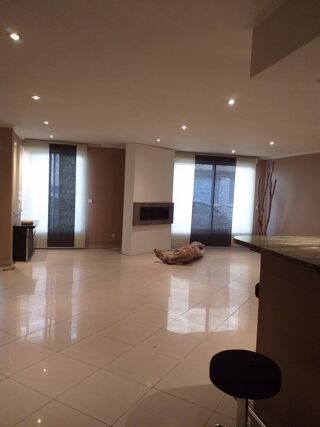  Appartement à louer 3 pièces 135 m²
