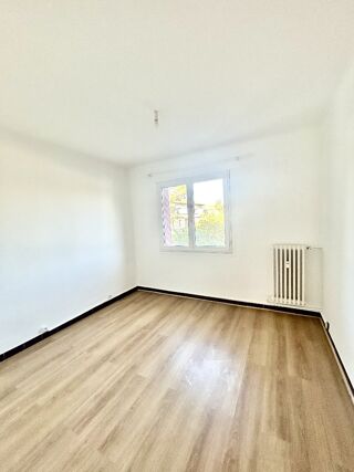  Appartement à louer 3 pièces 87 m²