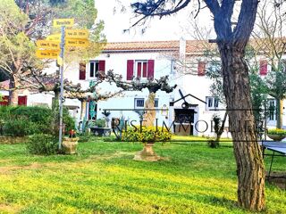  Maison  vendre 15 + pices 380 m Marseillette