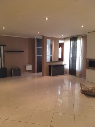  Appartement à louer 3 pièces 135 m²