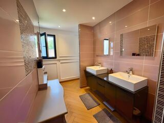  Villa  vendre 9 pices 310 m