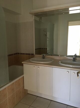  Appartement à louer 3 pièces 65 m²