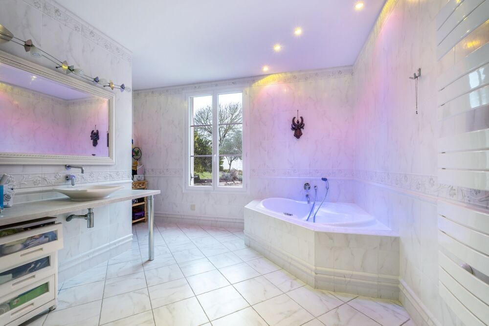 � vendre  Villa Saint-Jean-d'Ang�ly (17400)