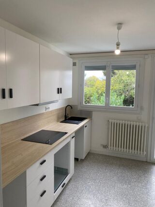  Appartement à louer 4 pièces 79 m²