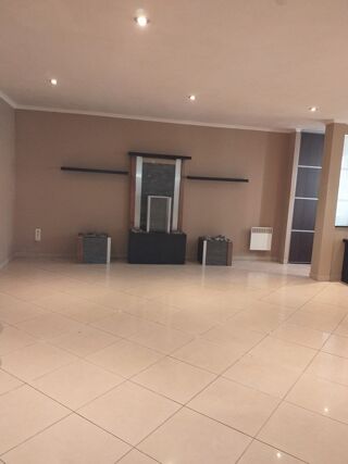  Appartement à louer 3 pièces 135 m²