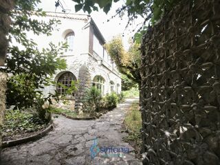  Villa  vendre 8 pices 305 m