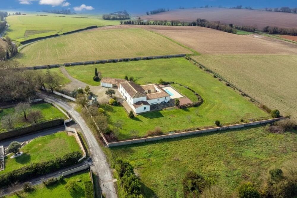 � vendre  Villa Saint-Jean-d'Ang�ly (17400)