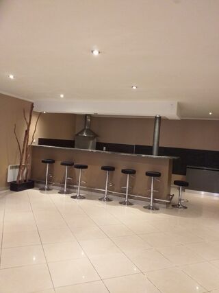  Appartement à louer 3 pièces 135 m²