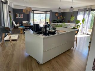  Villa � vendre 15 + pi�ces 755 m�