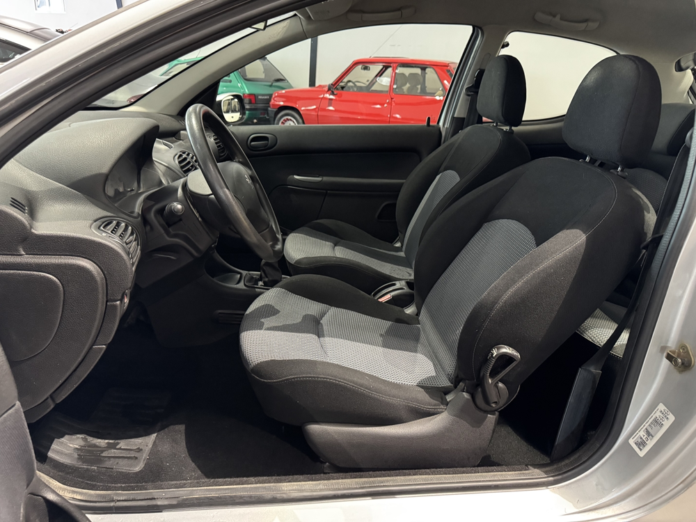 206 1.4 HDI 67000 KM PREMIERE MAIN 2004 occasion 12000 RODEZ