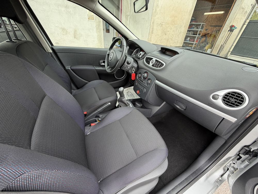 Clio III 1.2 16V 75CH PACK AUTHENTIQUE 5P SEULEMENT 15460 KM !!! 2006 occasion 88200 Saint-Nabord