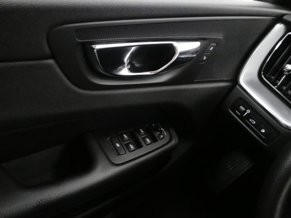 XC60 T8 TWIN ENGINE 303 + 87CH MOMENTUM GEARTRONIC 2019 occasion 77100 Nanteuil-l&egrave;s-Meaux